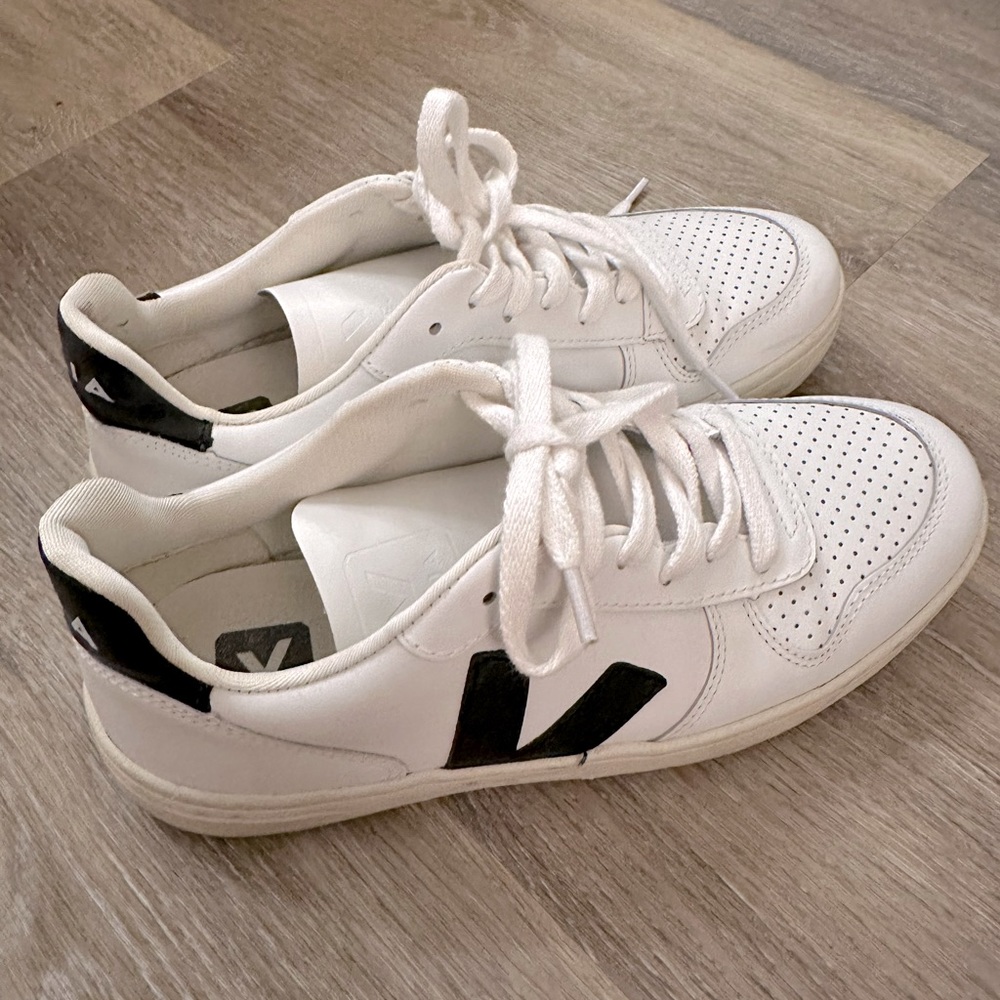 Veja V10 Black/White Size 39